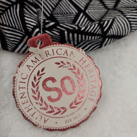 SO from Kohl's geometric design mini skirt.  XS. - Picture 4 of 7